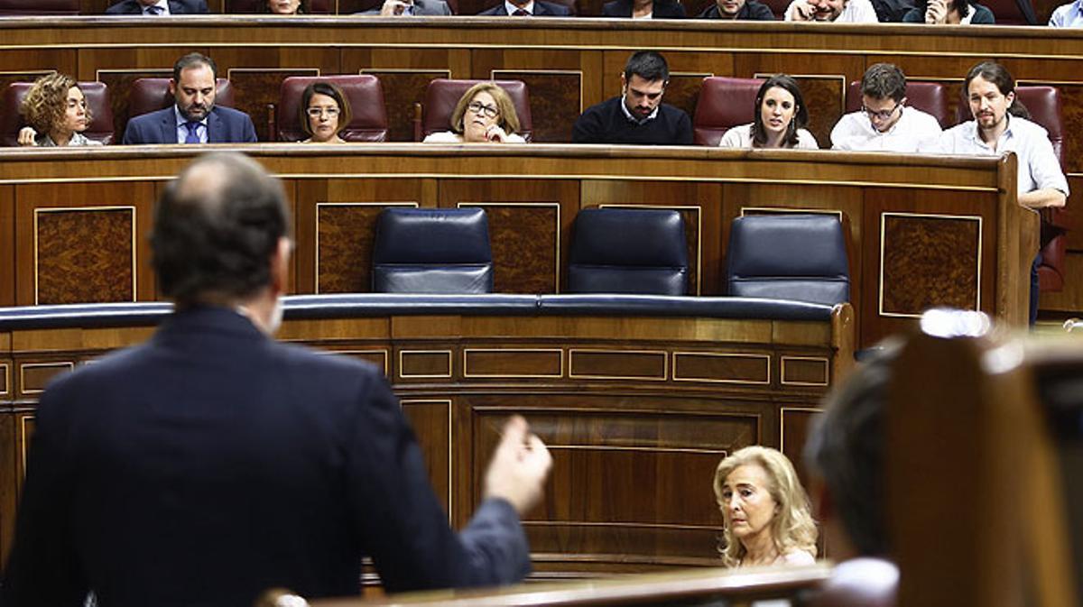 Iglesias i Rajoy s’enfronten en el debatper l’ús de Twitter i els SMS. 