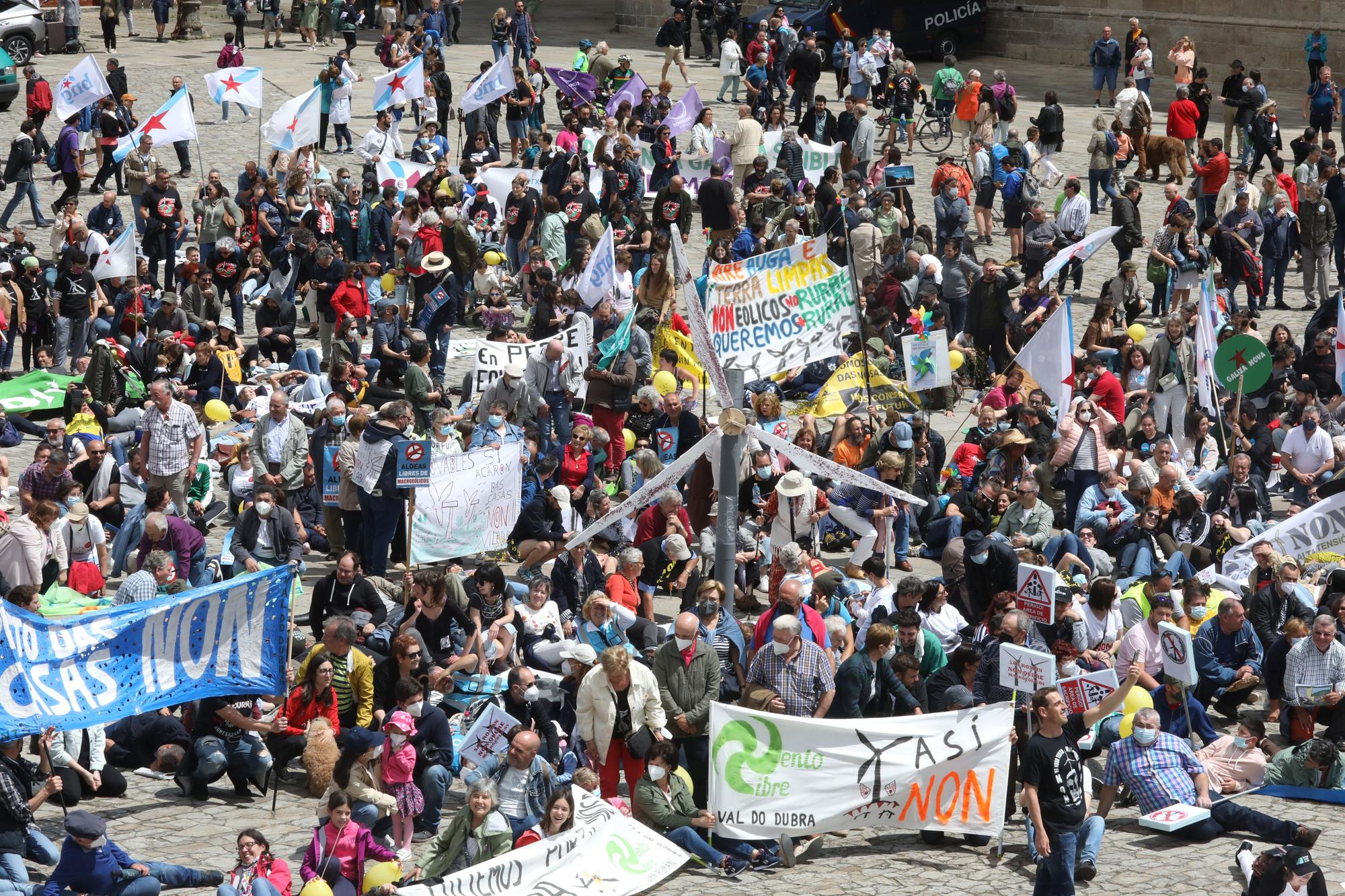 Multitudinaria manifestación en Santiago por un modelo alternativo a los eólicos