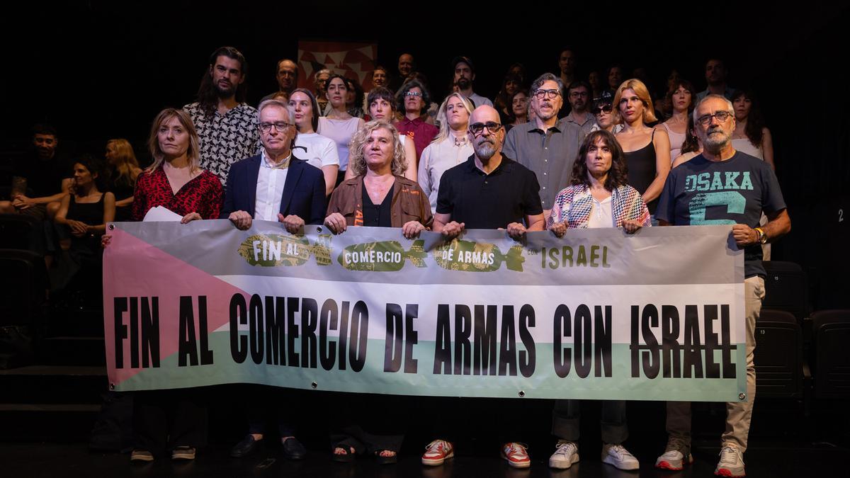 Foto de familia delos representantes de la cultura que asistieron al acto