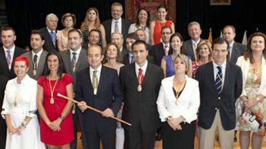 Foto de familia del alcalde Juan José Cardona con los miembros de la nueva corporación municipal. En las primeras filas, el grupo de gobierno popular. i JOSÉ CARLOS GUERRA