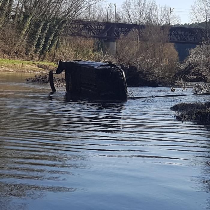 Els treballadors del Kayak del Ter van retirar ahir el vehicle localitzat el juliol