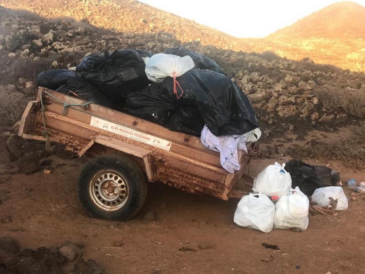 Basura en distintas partes de la Isla de Lobos
