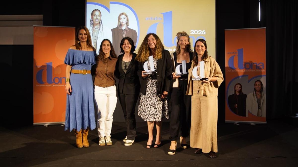 Les dones premiades i les ponents, en una foto de grup en acabar l'acte