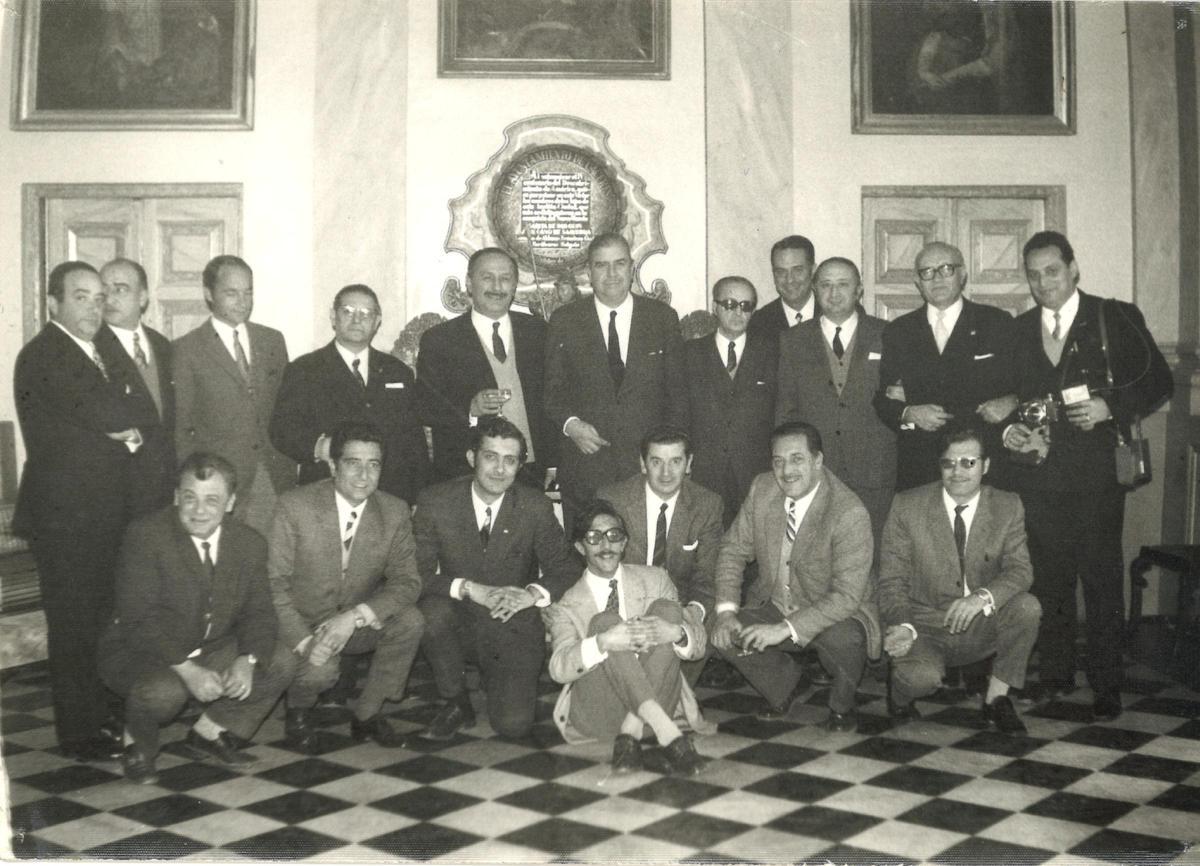 Imagen de una recepción en el ayuntamiento con diversas figuras periodísticas locales (1971).