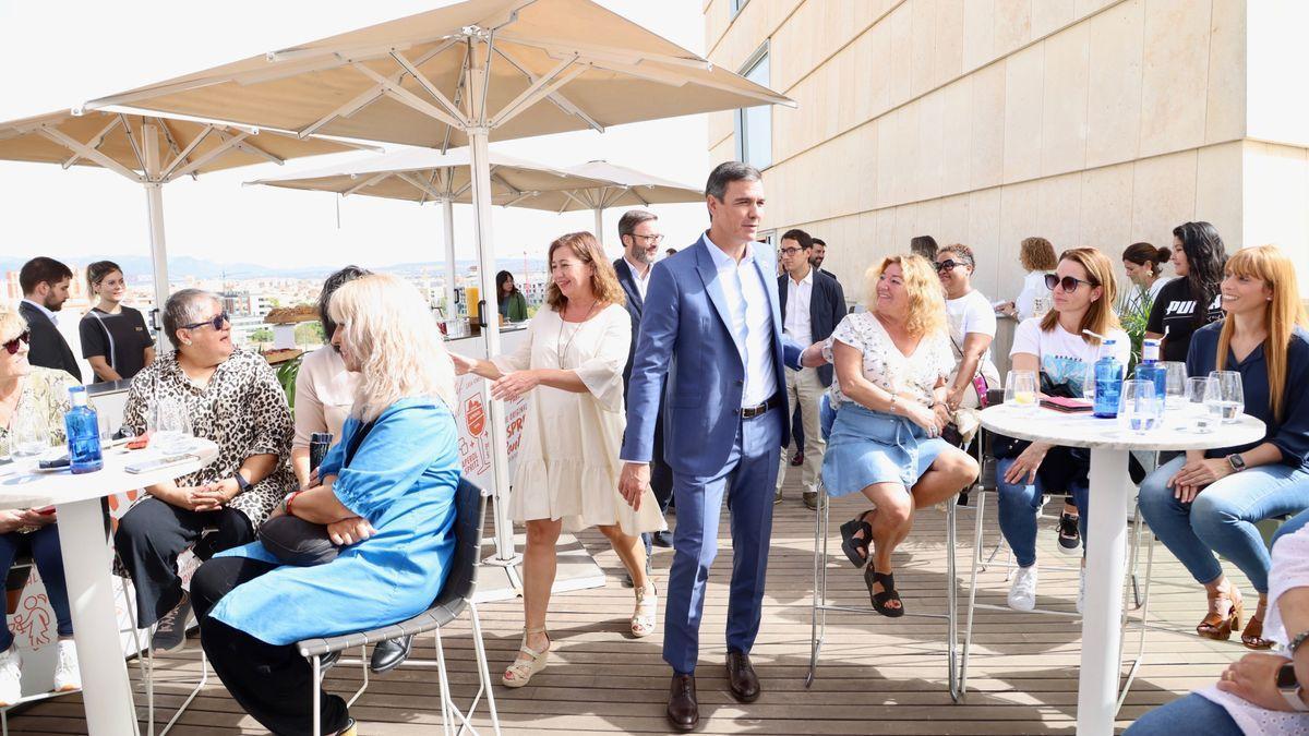 Pedro Sánchez und Francina Armengol bei ihrem Treffen mit den Zimmermädchen in Palma.