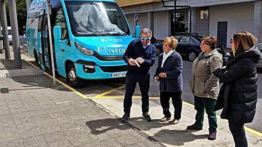 Un conductor del bus del rural de Arteixo informa a unas viajeras.