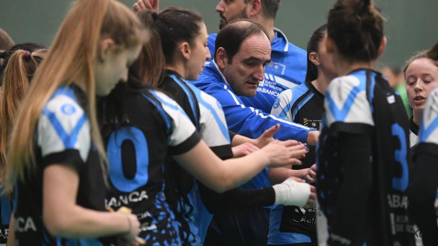 Indicaciones de Jorge Barrero, técnico del Zalaeta, antes de un partido. |  // CARLOS PARDELLAS