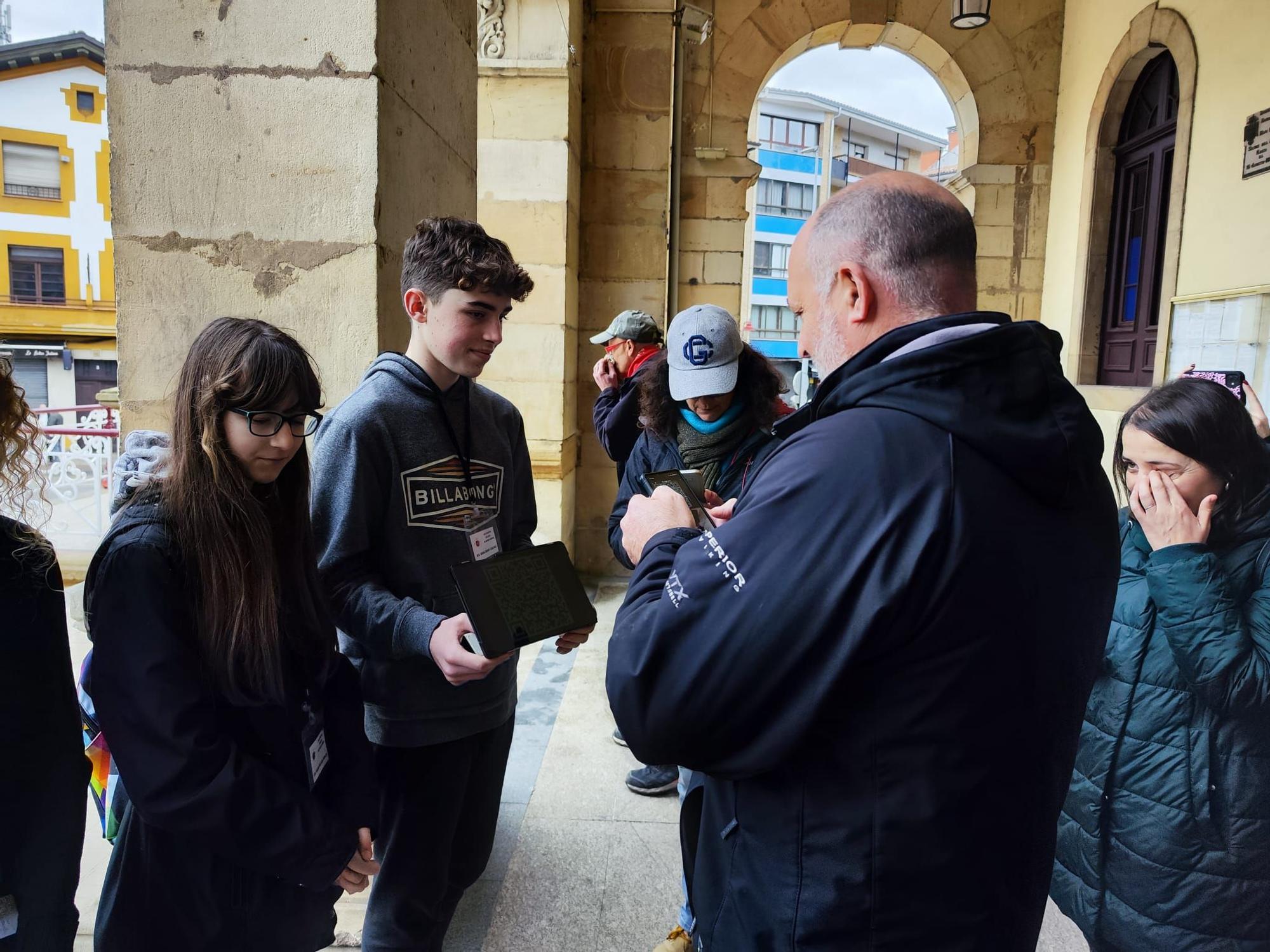 La historia medieval de Villaviciosa, de las aulas a las calles: así han ejercido los alumnos del instituto como guías turísticos