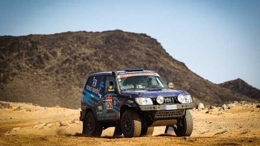 El Land Cruiser de Sonia Ledesma y Alberto, hoy en el Dakar.