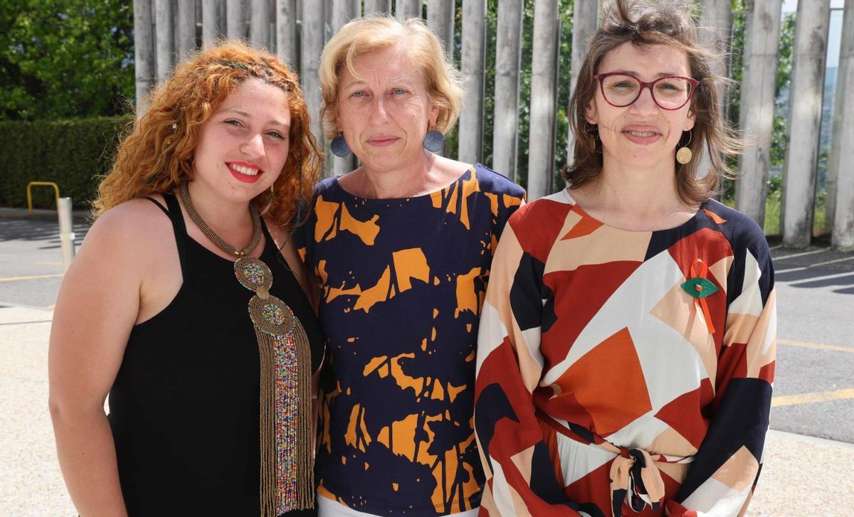 Desde la izq.: Carmen Agra, Dolores Castro y la presidenta de Ugade, Luisa Martínez.   | // PABLO H. GAMARRA