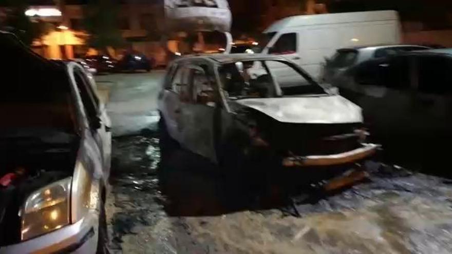 Un incendio en un parking calcina cuatro vehículos en San Vicente