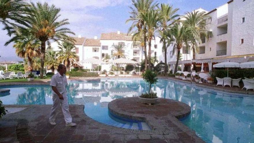 Imagen de las piscinas del hotel Byblos de Mijas.