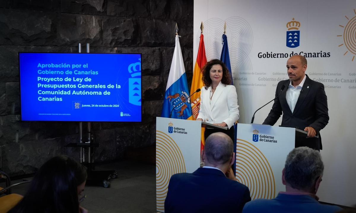 La consejera Matilde Asián y el portavoz Alfonso Cabello.