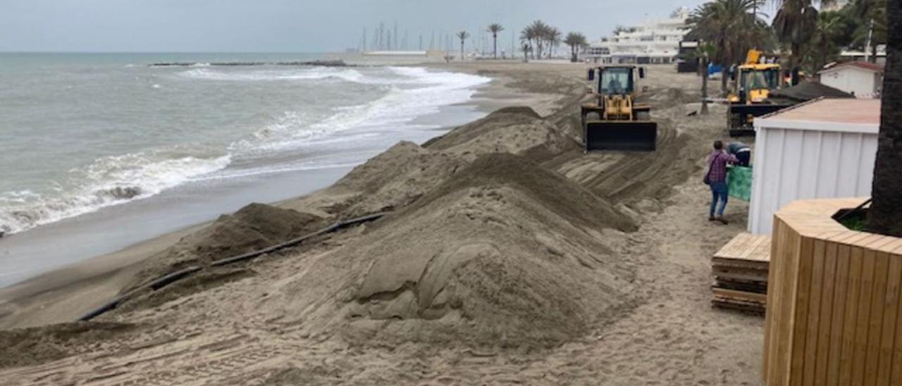 Maquinaria pesada arregla las playas de Marbella días antes de la pasada Semana Santa.