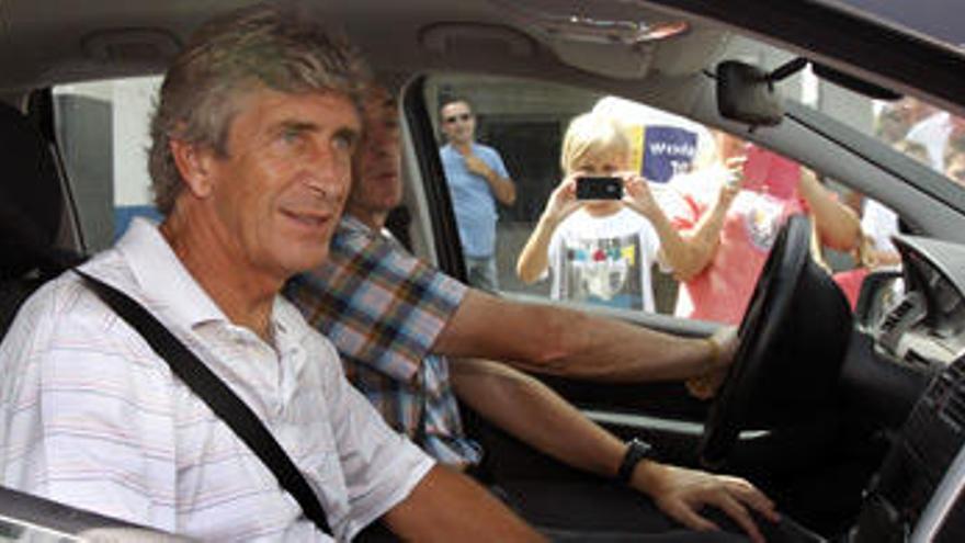 Manuel Pellegrini sale en coche del estadio La Rosaleda junto a Rubén Cousillas, segundo entrenador del equipo.