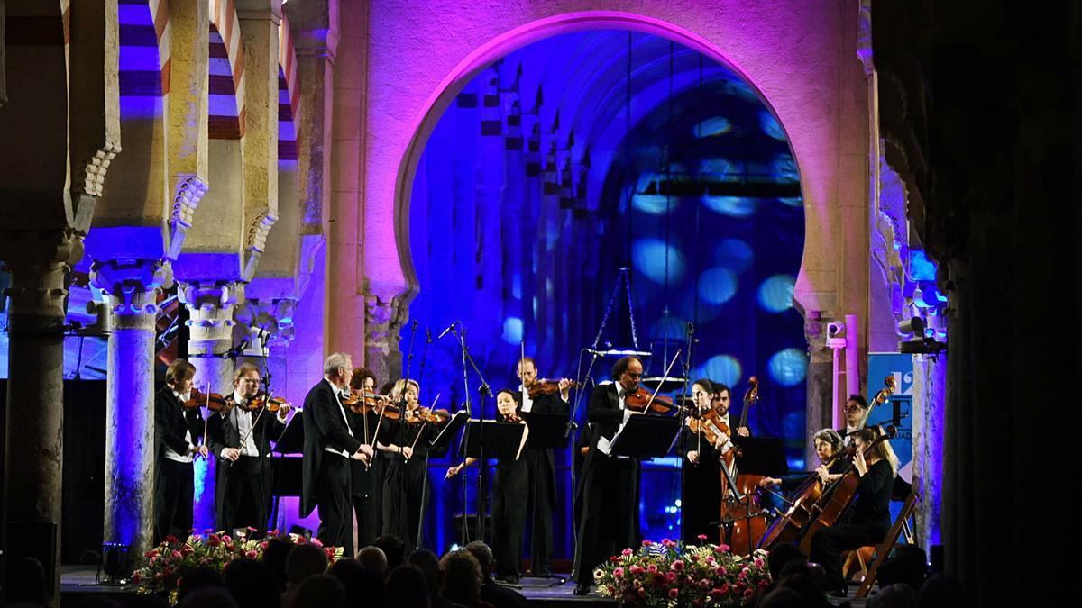 Espectacular imagen del concierto, entre los arcos de herradura de la Mezquita-Catedral.