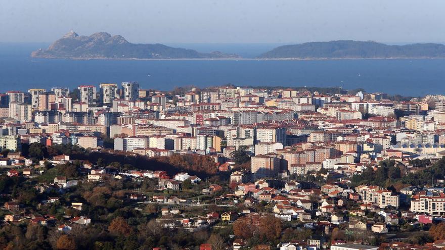 Vista general de la ciudad, con las Cíes al fondo. |   // MARTA G. BREA