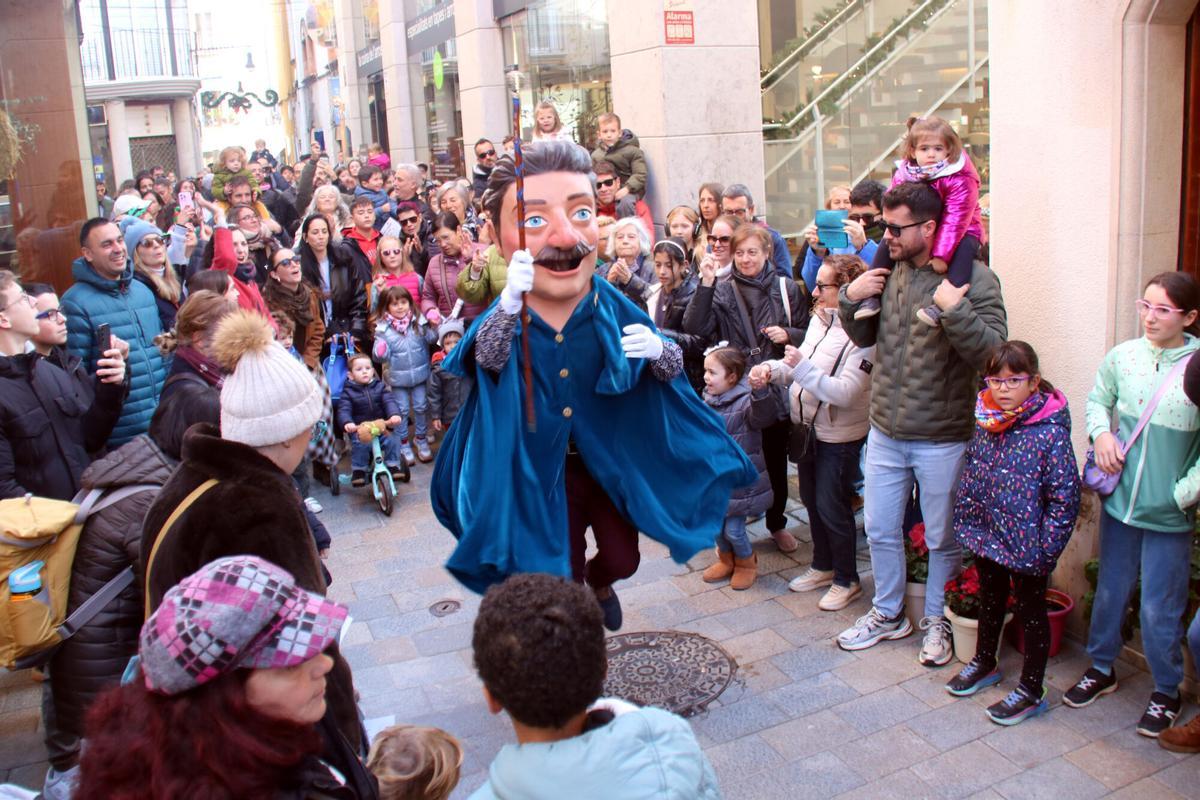 El capgròs de l'Home dels Nassos de Blanes, durant la cercavila que s'ha fet pel centre històric del municipi