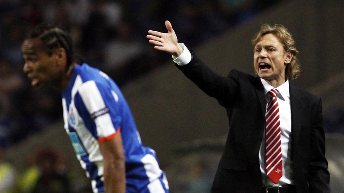 Valery Karpin en un partido de Champions League contra el Oporto cuando era entrenador del Spartak de Moscú