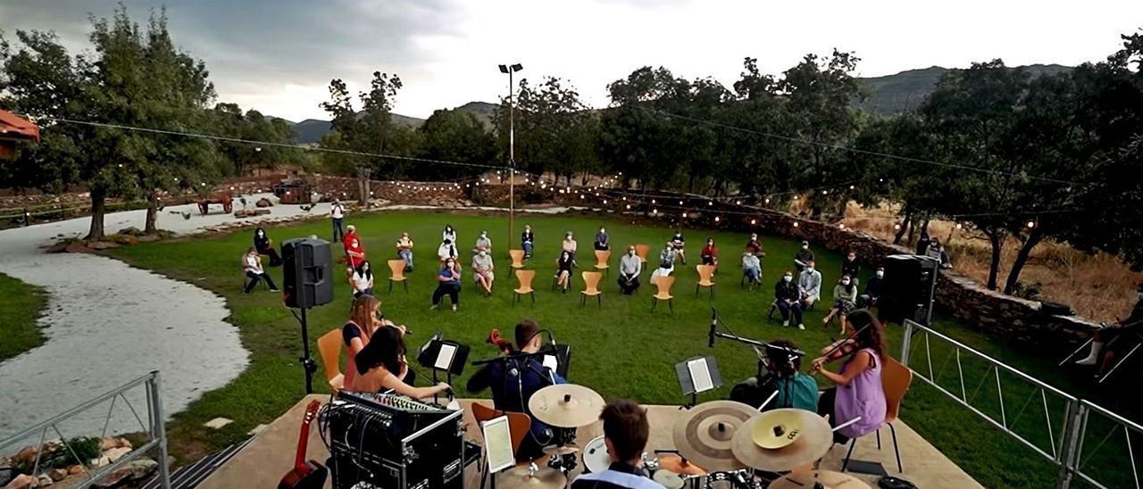 El conjunto de Suakai, durante un concierto ante un reducido grupo de personas. | LEVANTE-EMV