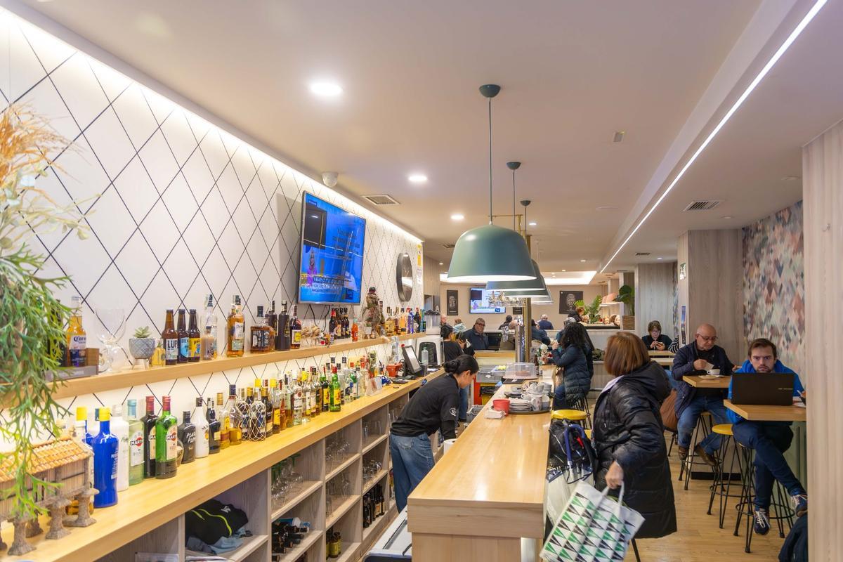 Una camarera atiende a la clientela de este mítico bar de Santiago.