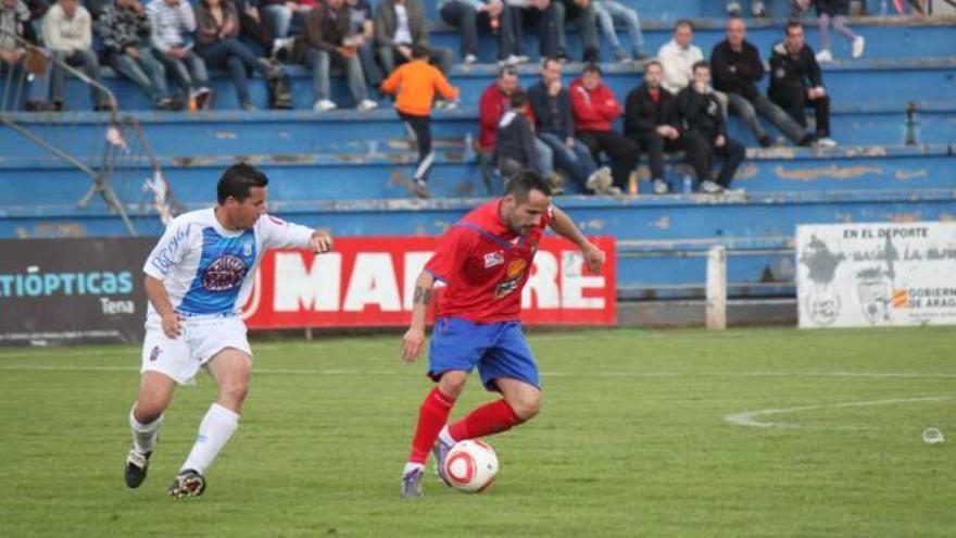 Un jugador del Benidorm busca hacerse con el esférico, ayer, en Teruel.