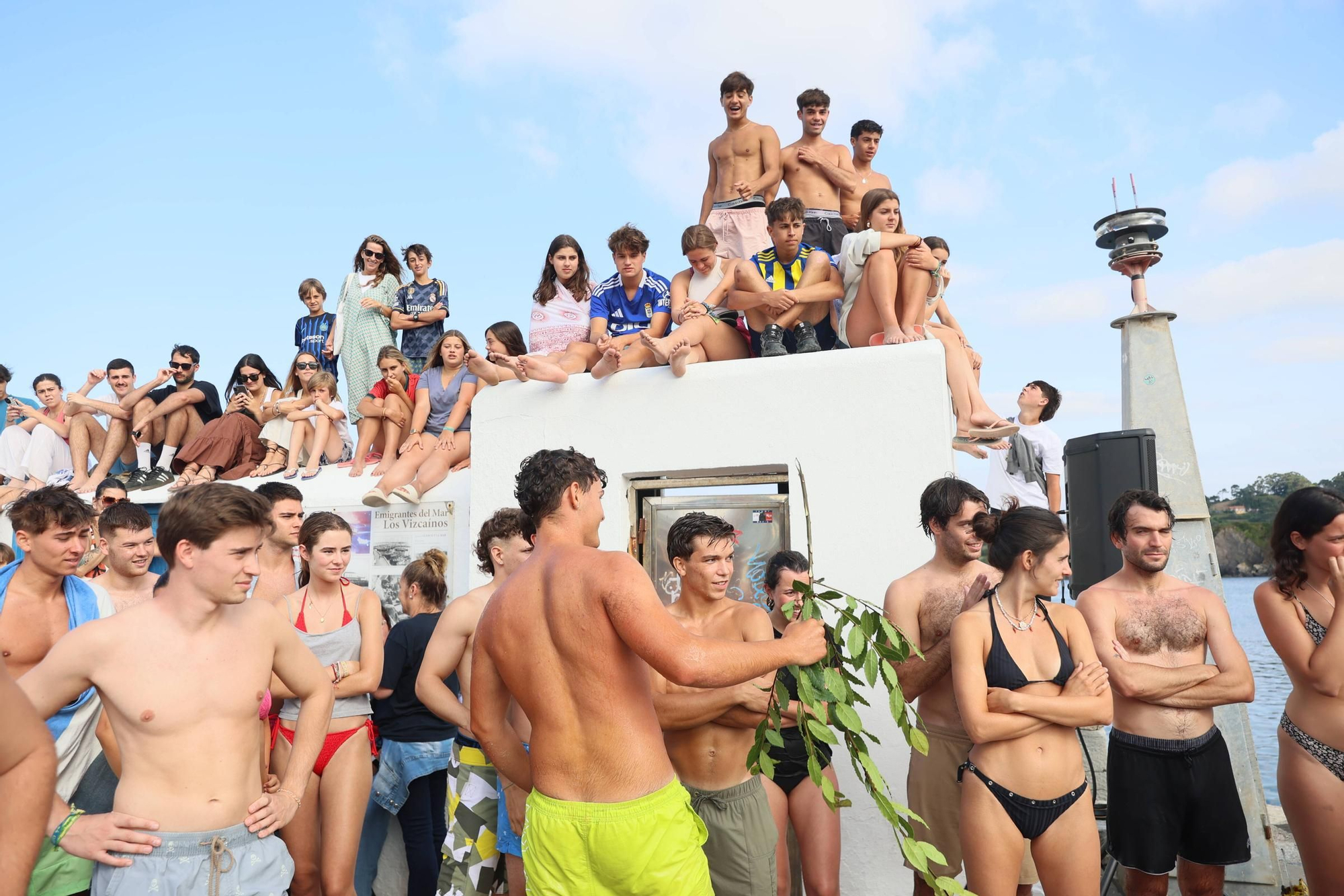 EN IMÁGENES: La multitudinaria cita de la cucaña en el Carmen de Luanco