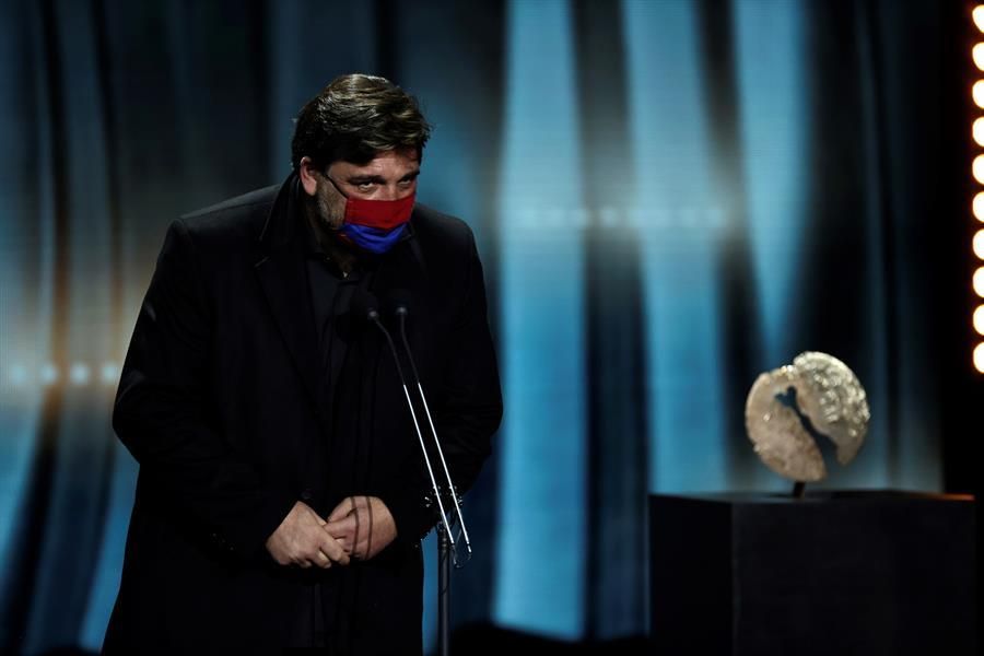 El actor Hovik Keuchkerian recibe el premio a "Mejor interpretación masculina - serie" por su trabajo en "Antidisturbios", en la gala de los Premios Forqué que se celebra hoy Sábado en el Palacio Municipal de IFEMA de Madrid.