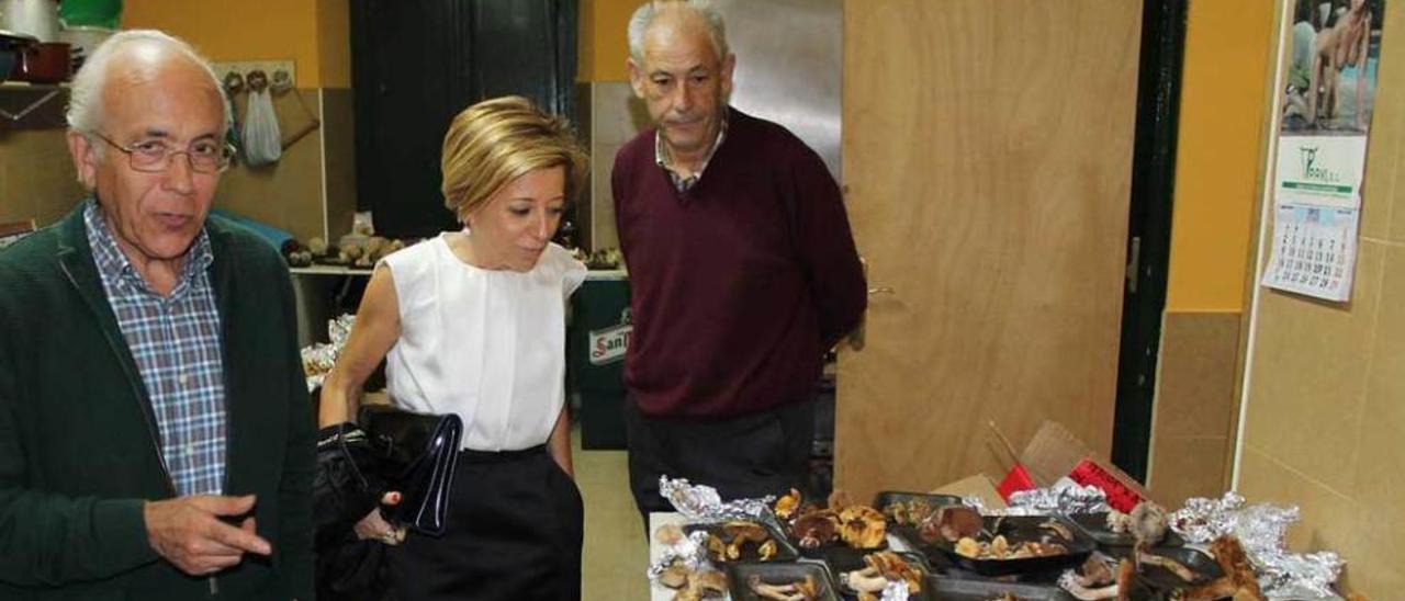 Presentación de las recientes Jornadas de las setas en las Escuelas de Pañeda; en la parte superior derecha aparece uno de los calendarios sexistas que quiere retirar el Ayuntamiento de Siero.