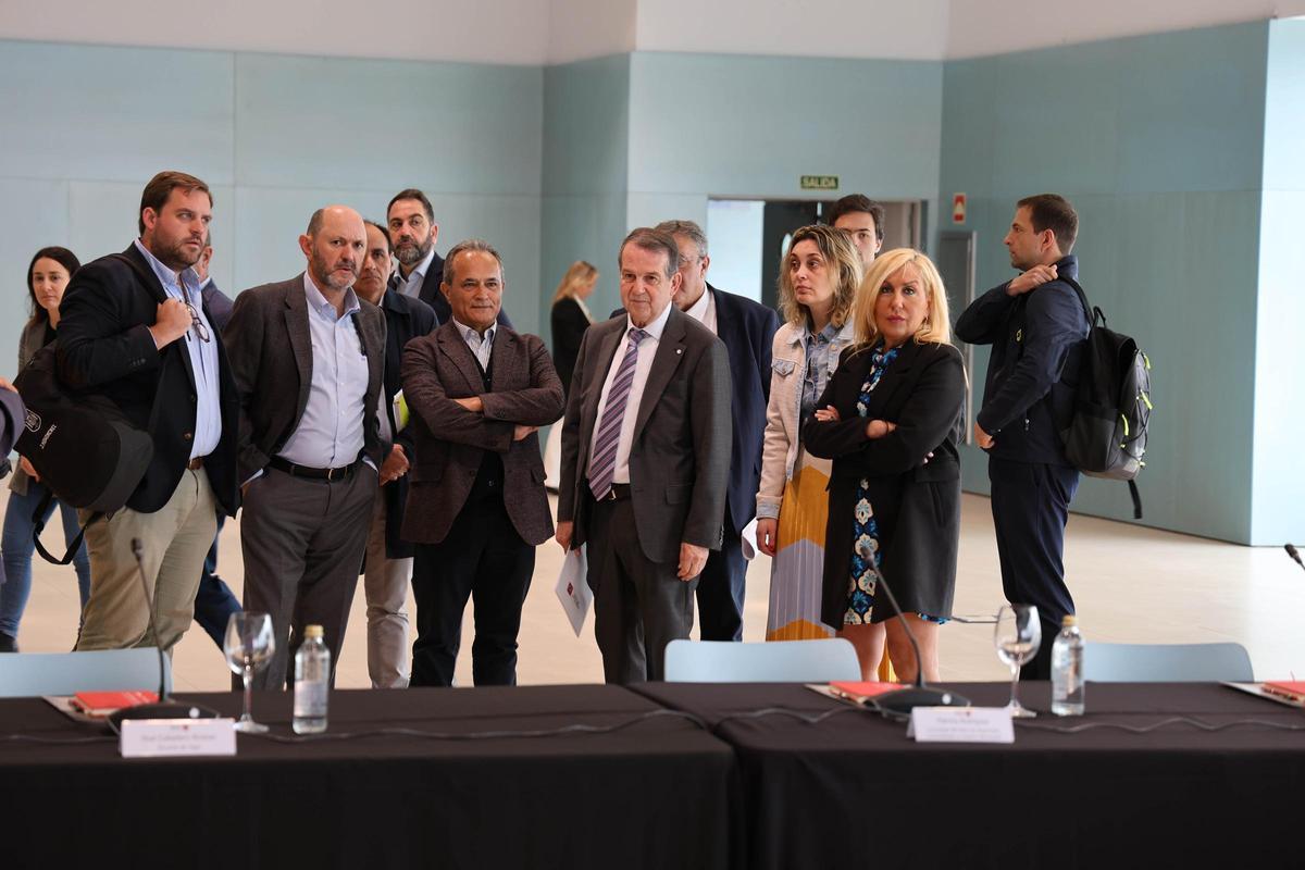 Rafael Louzán (2º i.), Abel Caballero (c.) y la dimitida María Tato (1ª d.) durante la visita del Comité Organizador del Mundial a Vigo en abril de 2023