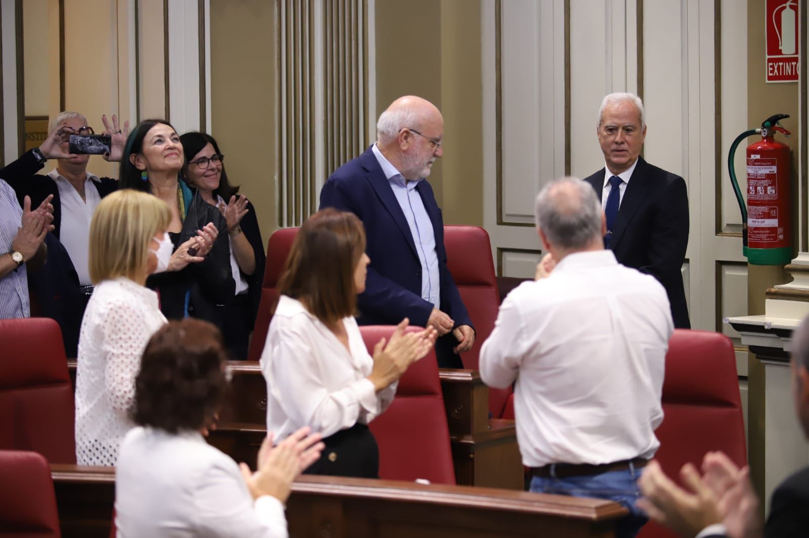 Ovación a un trabajador del Parlamento de Canarias