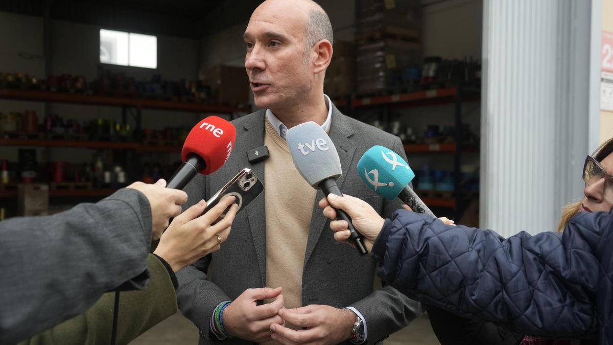 José Ángel Sánchez Juliá atiende a los medios este martes.