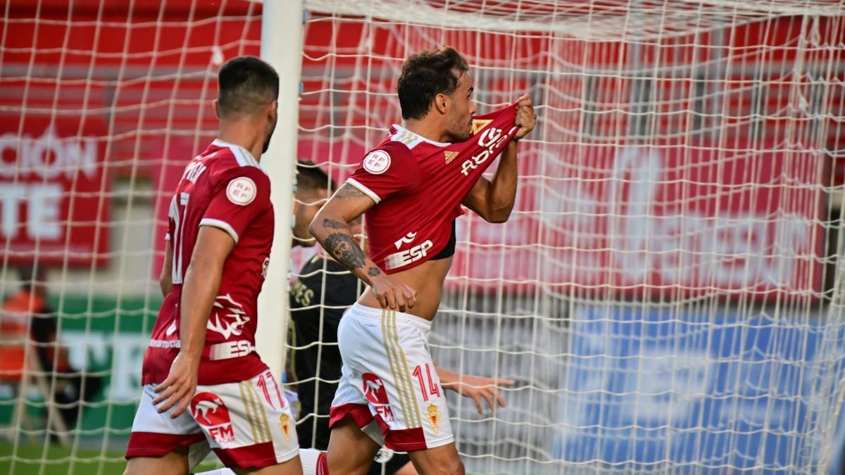 Pedro León celebra el primer gol que anotó desde el penalti