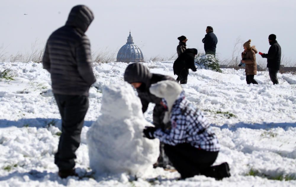 Roma celebra la llegada de la nieve