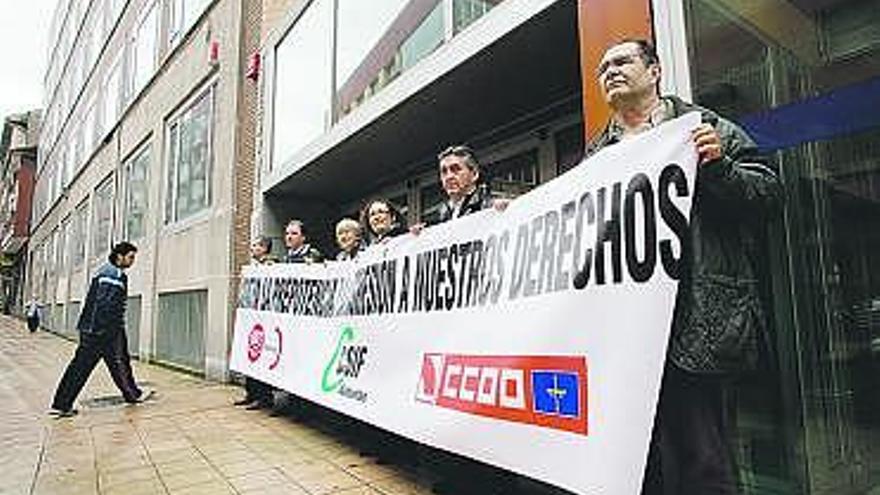 Los participantes en la concentración, ayer, ante el Juzgado de Avilés.