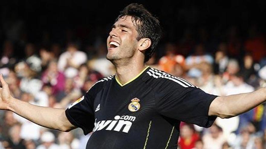 Kaká celebra uno de sus goles este sábado en Mestalla