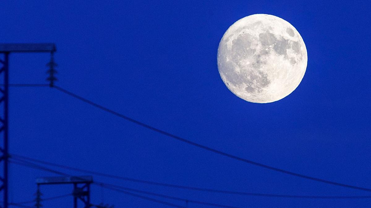 Vista de la Luna este lunes desde las afueras de Zaragoza.