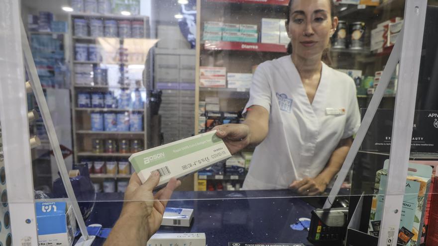 La venta de test de antígenos se triplica en las farmacias por un repunte de covid