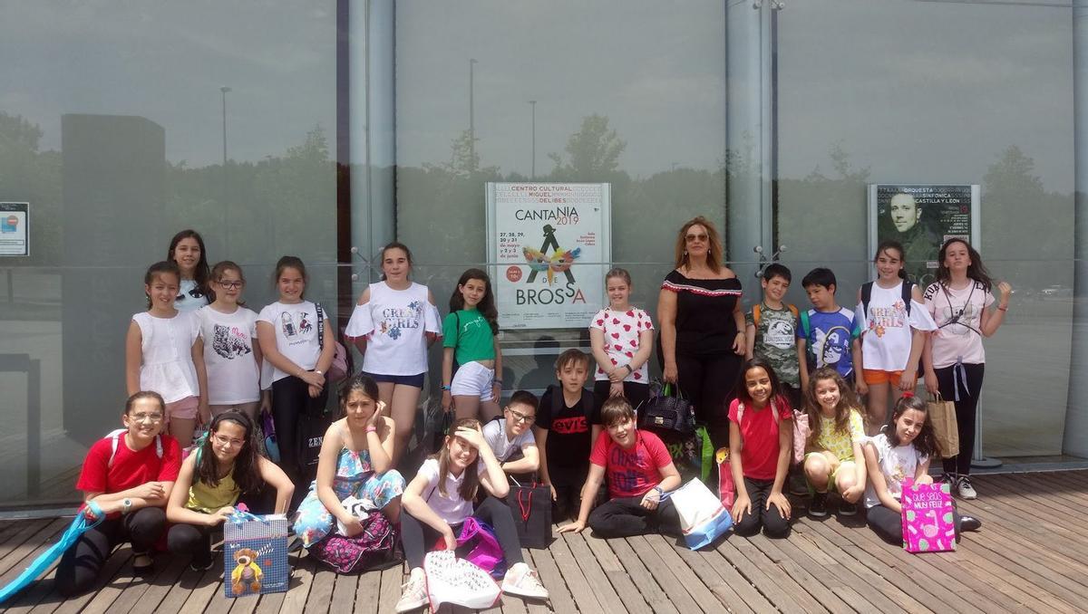 Carmen Conde, con un grupo de alumnos en una salida a Valladolid.