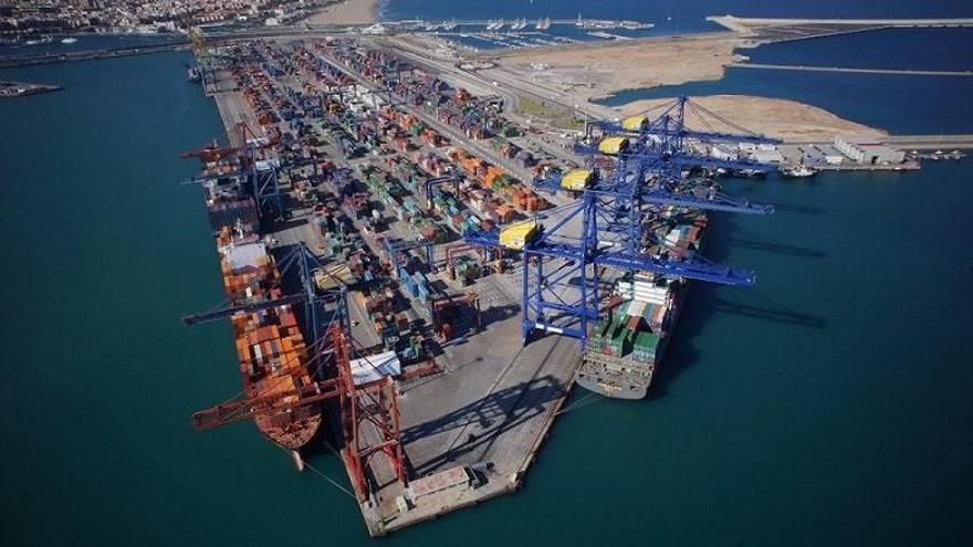 Ternina de contenedores de APM-Maersk, en el Puerto de València