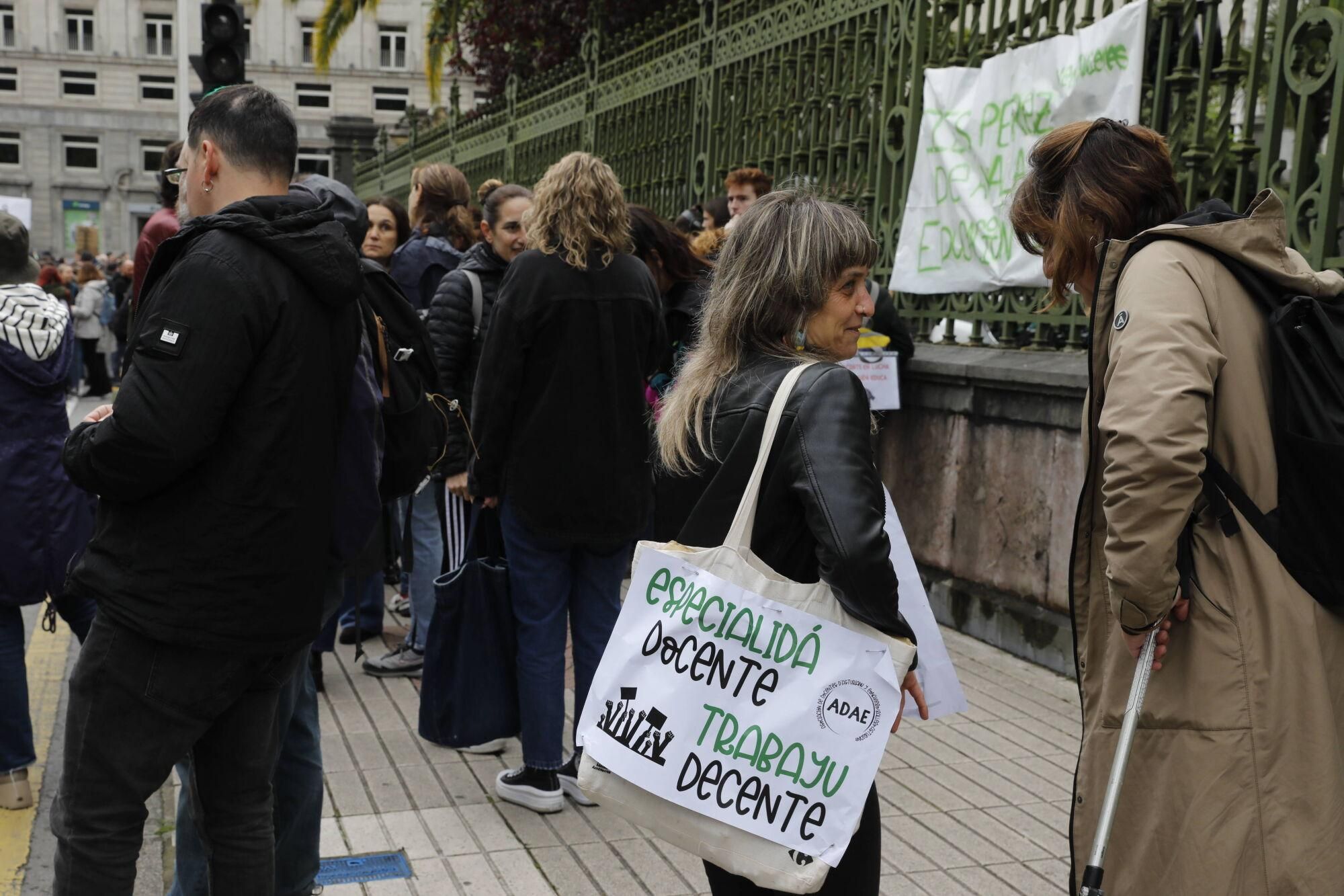 EN IMÁGENES: Nueva manifestación masiva de los docentes, que acabó en la Junta General 