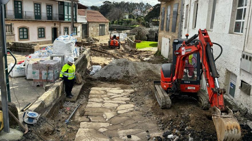 Sale a la luz un viejo acceso de piedra al puente de A Ramallosa