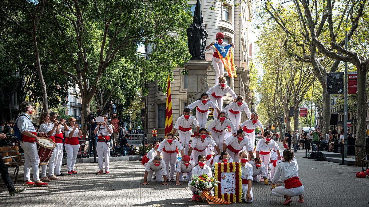 Los Falcons de Barcelona delante el monumento a Rafael Casanova durante la ofrena floral.