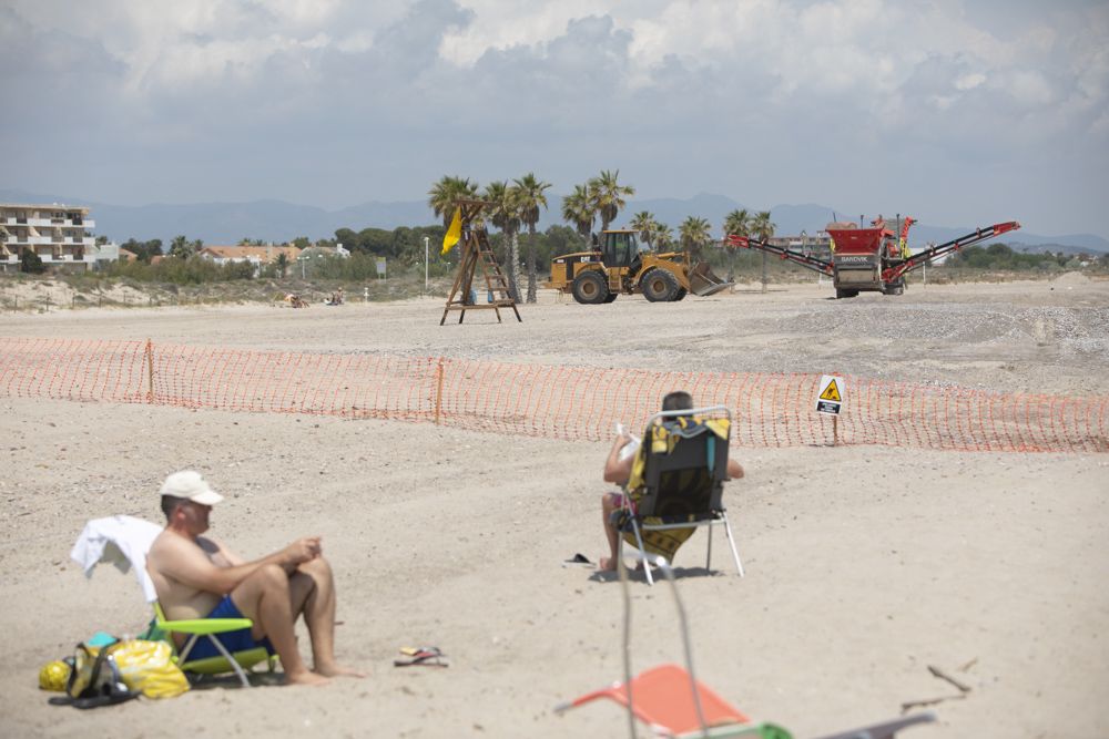 Carrera a contrareloj para tener a punto la playa de Canet d'En Berenguer