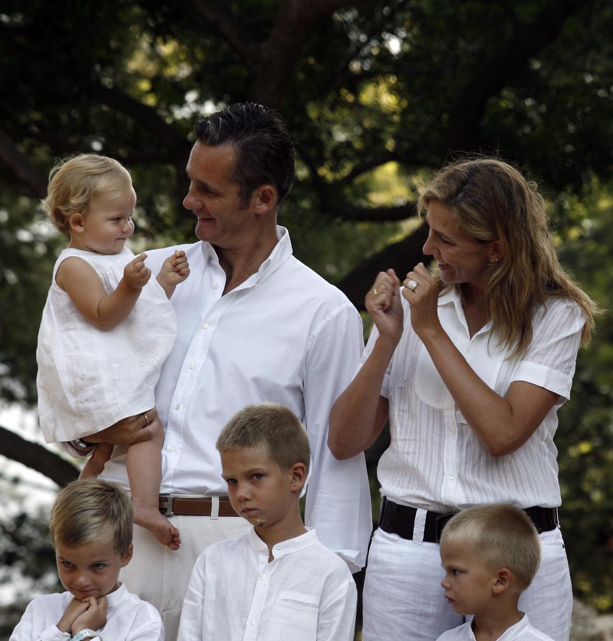 Los entonces duques de Palma, con sus hijos, Juan Valentín, Pablo, Miguel e Irene, durante un posado en el palacio de Marivent, en Palma de Mallorca, en agosto del 2006.