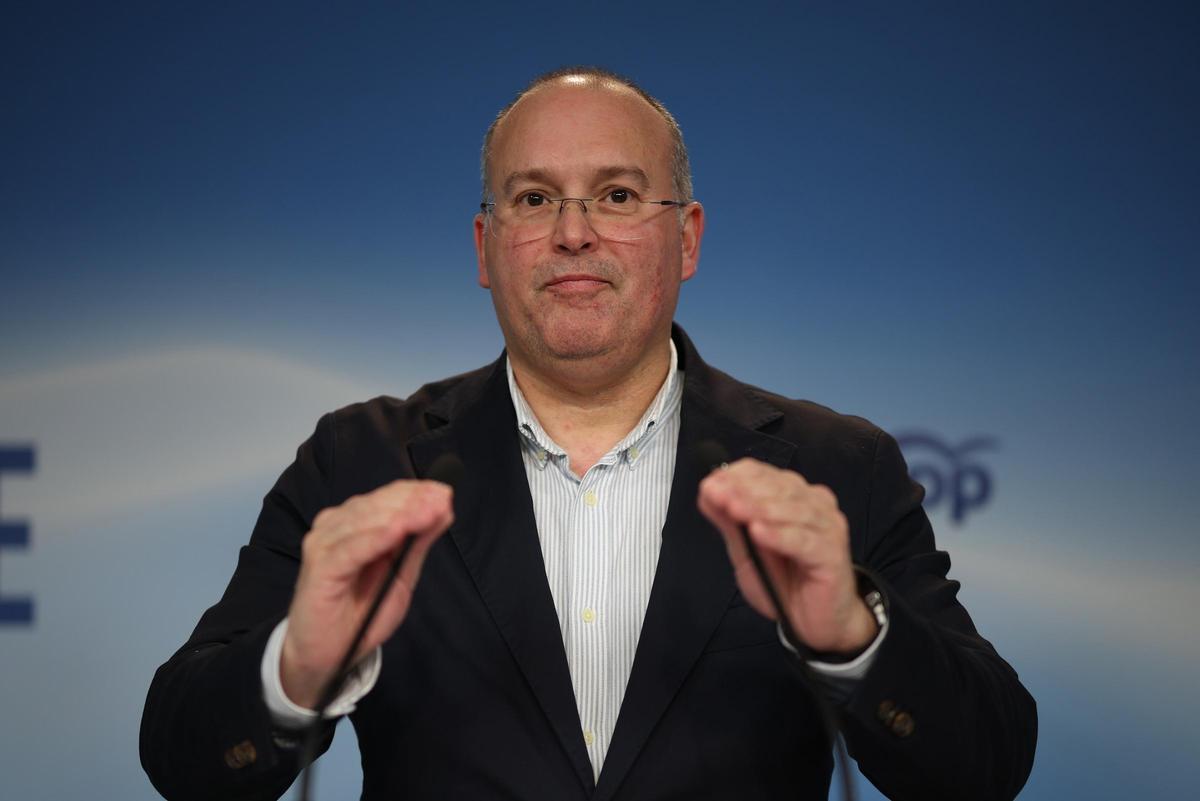 El secretario general del PP, Miguel Tellado, ofrece una rueda de prensa tras la noche electoral en la sede nacional del PP, a 8 de febrero de 2026, en Madrid (España).