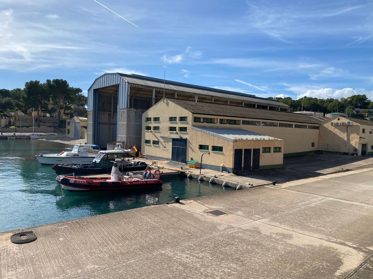 Imagen lateral del hangar del Fortuna en Portopí con una parte de su fachada lateral desmontada