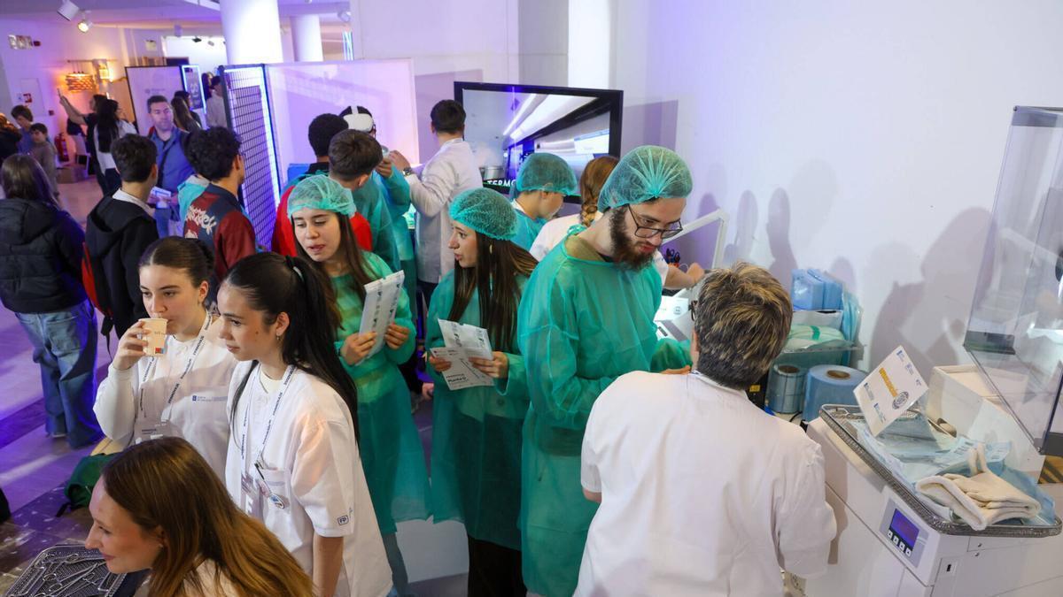 Centros participantes en la feria FP Innova muestran su oferta y sus proyectos.