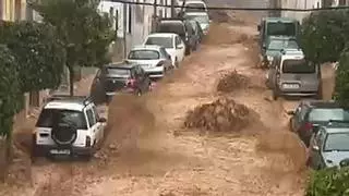 Espectacular riada en Fernán Núñez tras la rotura de un colector por las intensas lluvias