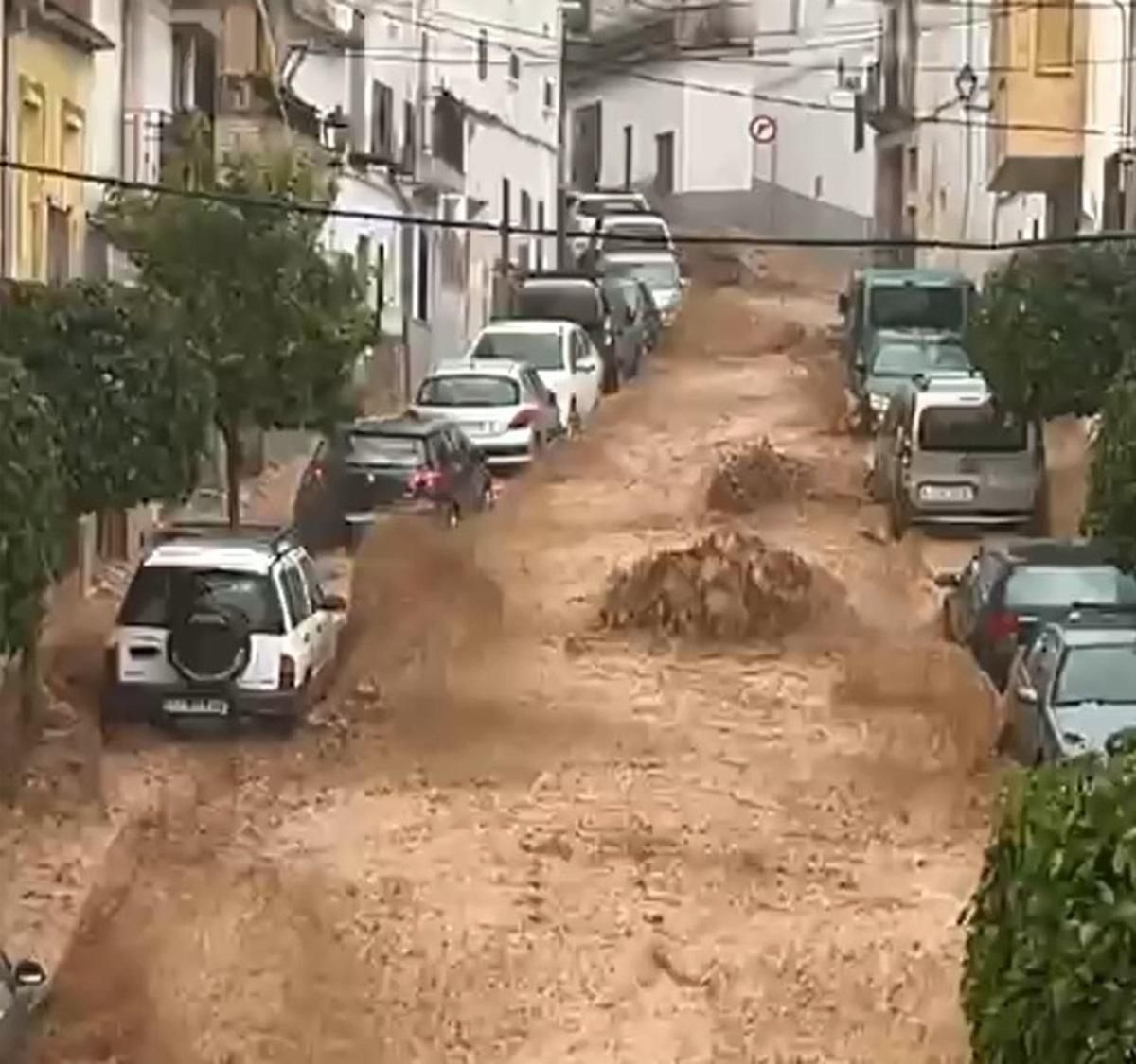 Espectacular riada en Fernán Núñez tras la rotura de un colector por las intensas lluvias